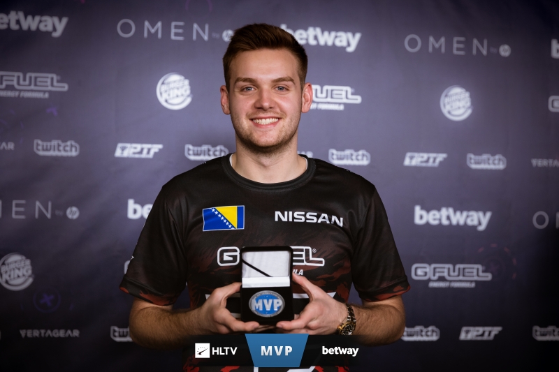 FoFo ：这赛季自己表现还可以吧，想办法为队伍多做一点